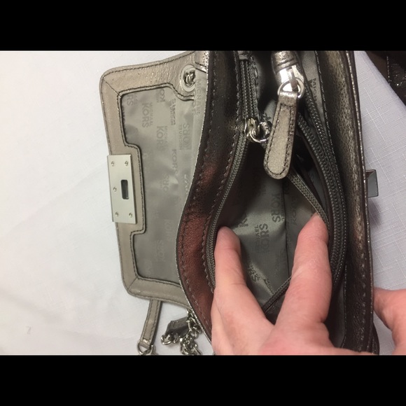 Micheal kors crossbody Metallic Silver purse zippe - Picture 8 of 8